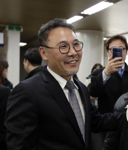 보안관찰법 신고의무를 이행하지 않은 혐의로 넘겨진 세번째 재판에서 무죄 판결을 받은 강용주씨가 지난 해 2월21일  서울중앙지법에서 환하게 웃고 있다. 김명진 기자