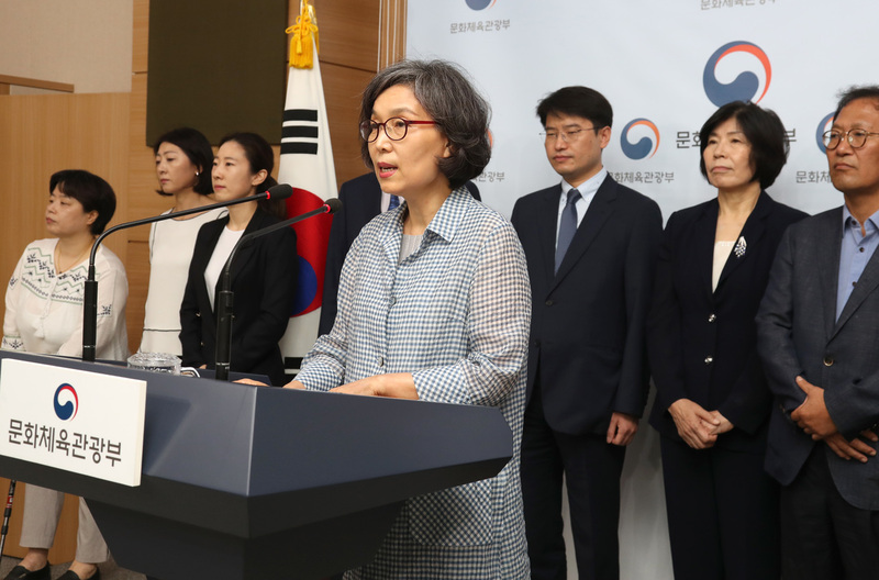 문경란 스포츠혁신위원회 위원장과 위원들이 26일 서울 종로구 정부서울청사 별관에서 ‘스포츠 기본법 제정’ 등 3~4차 권고안을 발표하고 있다. 연합뉴스