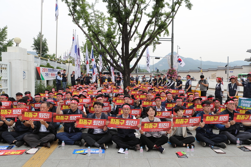 26일 오전 은행권 노조 상급단체인 전국금융산업노동조합 허권 위원장 등 조합원들이 정부 서울청사 앞에서 은산분리 완화와 은행 대주주 적격성 기준 완화 등 금융정책 후퇴에 대한 분노가 임계점에 도달했다고 주장하며, ‘최종구 금융위원장 퇴진’을 요구하고 나섰다. 사진 금융노조 제공