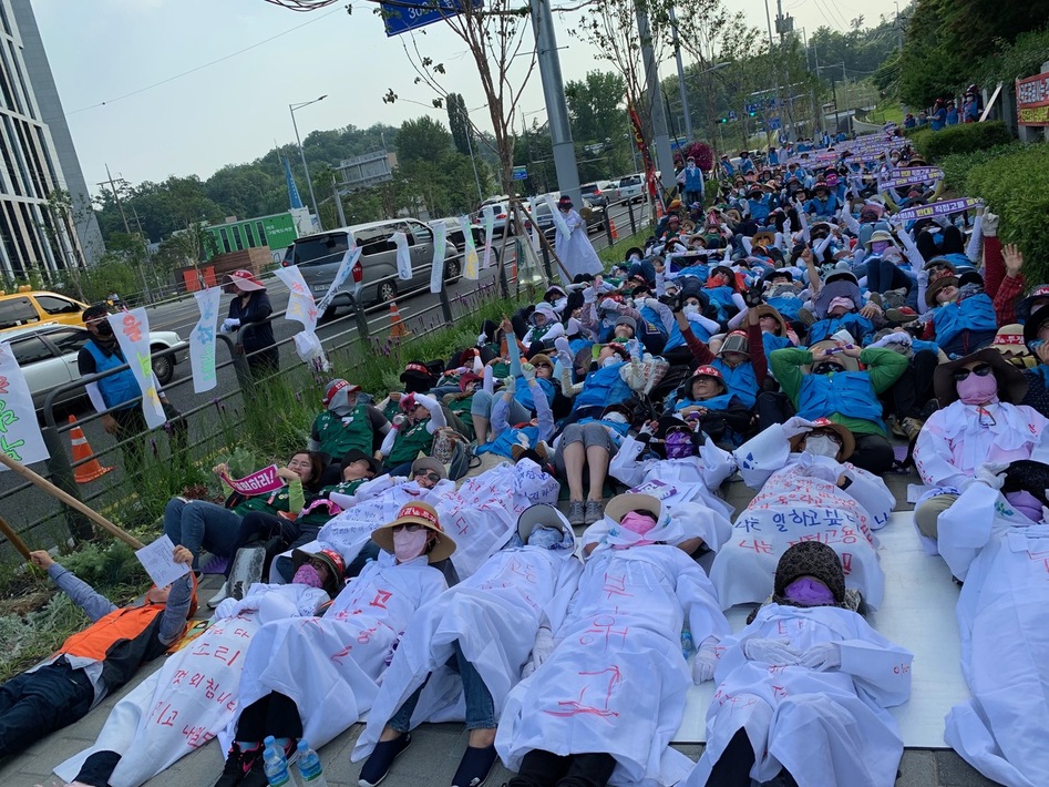 25일 서울 서초동 대법원 앞에서 한국노총 한국도로공사 톨게이트노조 주최로 열린 ‘톨게이트수납원 근로자지위확인소송 대법원 판결 촉구 대회’ 모습. 지난 6월1일자, 6월15일자로 이미 해고된 노동자들이 앞쪽에 상복을 입고 누워있다.