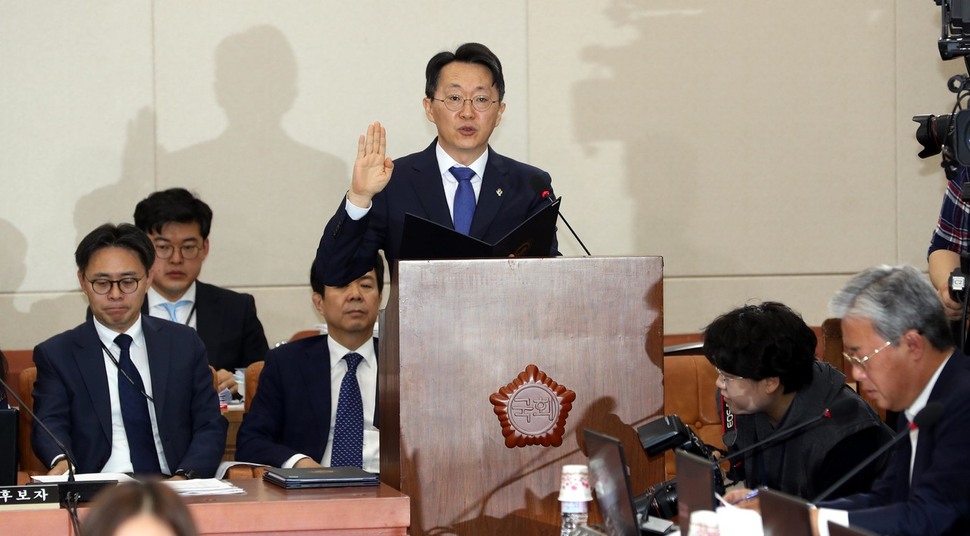 김현준 국세청장 후보자가 26일 오전 국회 기획재정위원회에서 열린 인사청문회에서 선서하고 있다. 강창광 기자 chang@hani.co.kr