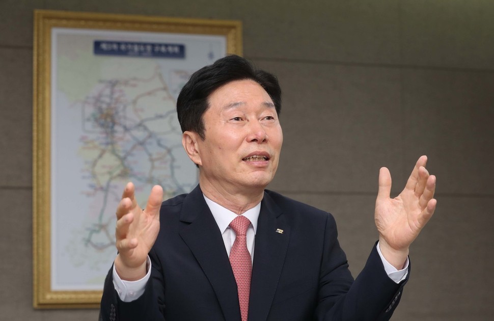 김상균 한국철도시설공단 이사장이 24일 오후 서울 용산구 한국철도시설공단 수도권본부 사무실에서 남북철도 협력 사업 등과 관련해 이야기하고 있다.신소영 기자 viator@hani.co.kr