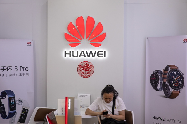 중국 베이징의 화웨이 매장에서 한 여성이 스마트폰을 사용하고 있다. 구글을 비롯한 미국 주요 IT 기업들은 미국 정부의 조치에 따라 화웨이와의 일부 사업을 중단했다. 연합뉴스