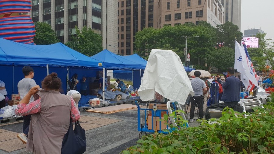 우리공화당이 서울파이낸스센터 인근 청계광장에 천막 6동과 대형 확성기를 설치한 모습. 이정규 기자 jk@hani.co.kr.