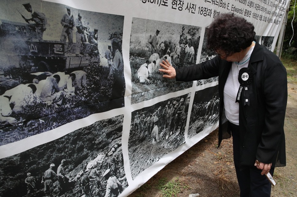 학살 당시 사진 앞에서 차마 고개를 들지 못하는 희생자 유가족. 대전/김봉규 선임기자