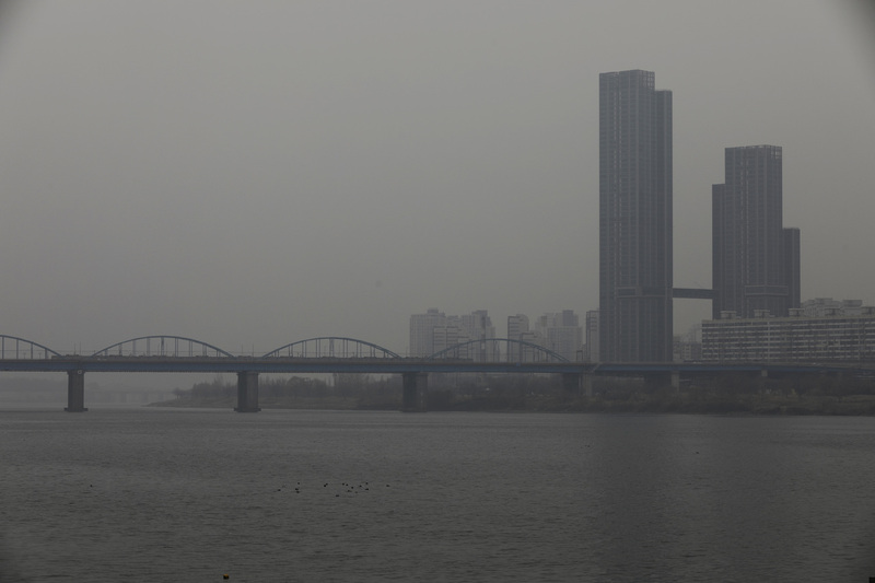 최악의 미세먼지 수치를 보인 지난 3월 초 서울 반포한강공원에서 바라본 서울 시내가 미세먼지로 뿌옇게 보인다. 김명진 기자 littleprince@hani.co.kr