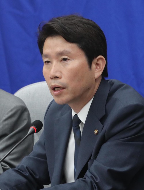 더불어민주당 이인영 원내대표가 지난 26일 오전 국회에서 열린 확대간부회의에서 기침을 하고 있다. 강창광 기자 chang@hani.co.kr