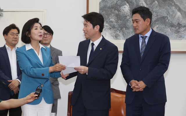 나경원 자유한국당, 이인영 더불어민주당, 오신환 바른미래당 원내대표가 28일 국회 운영위원장실에서 정치개혁특위와 사법개혁특위 활동 기한 연장 등에 합의한 뒤, 합의안 발표를 서로 권하고 있다. 강창광 기자 chang@hani.co.kr