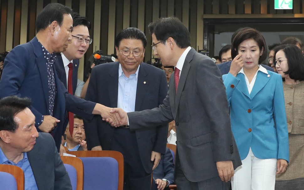 자유한국당 황교안 대표가 28일 오전 국회에서 열린 의원총회에 입장하며 참석자들과 악수하고 있다. 강창광 기자 chang@hani.co.kr