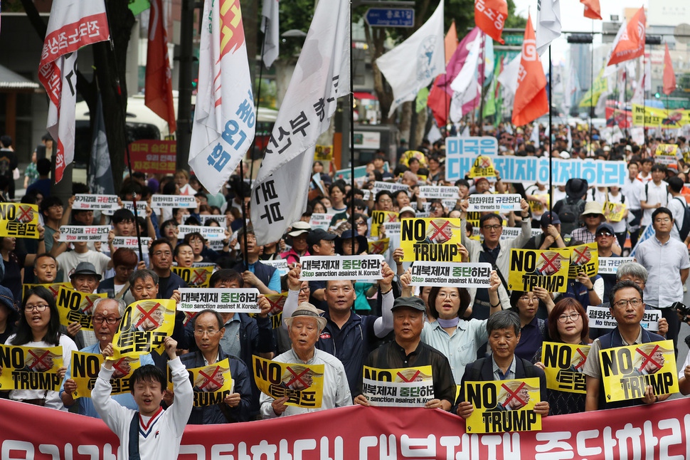 29일 문재인 대통령과의 만찬을 위해 청와대로 향하는 트럼프 미국 대통령의 차가 지나갈 것으로 예상되는 광화문네거리에서 민중공동행동 등 주최로 트럼프 미국 대통령 방한 반대 집회 'NO 트럼프 범국민대회'가 열리고 있다. 연합뉴스.