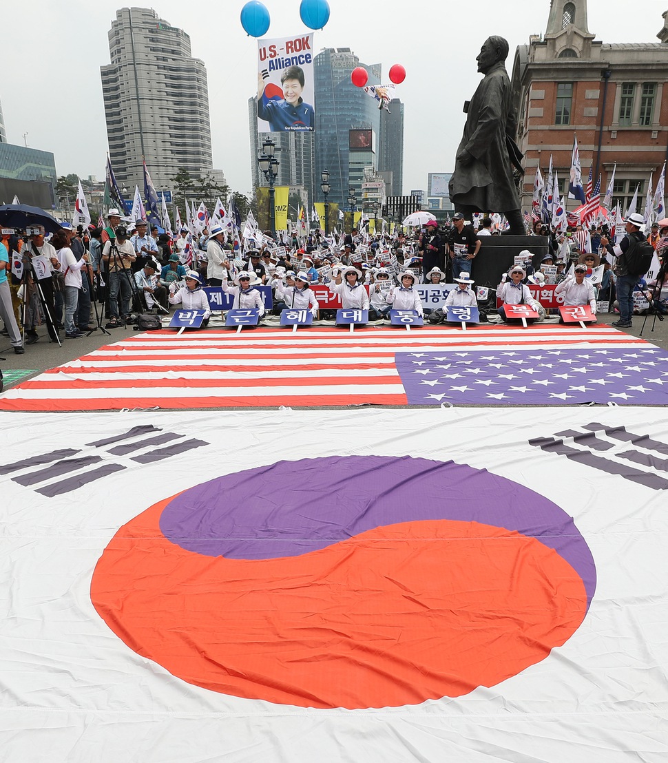 도널드 트럼프 미국 대통령의 방한이 예정된 29일 오후 서울역 앞에서 '박근혜 대통령 무죄 석방 1천만 국민운동본부'와 우리공화당 지지자들이 트럼프 대통령 방한 환영 집회를 하고 있다. 연합뉴스.