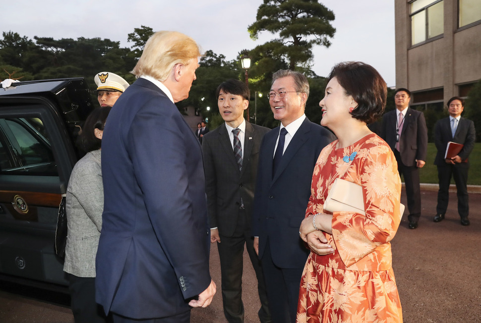 문재인 대통령과 김정숙 여사가 29일 오후 청와대에서 도널드 트럼프 미국 대통령을 맞이하고 있다. 청와대사진기자단