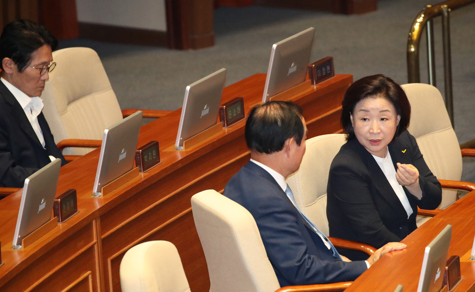 28일 오후 국회에서 열린 제369회 본회의에서 심상정 정개특위 위원장이 민주평화당 장병완 의원과 이야기하고 있다. 연합뉴스