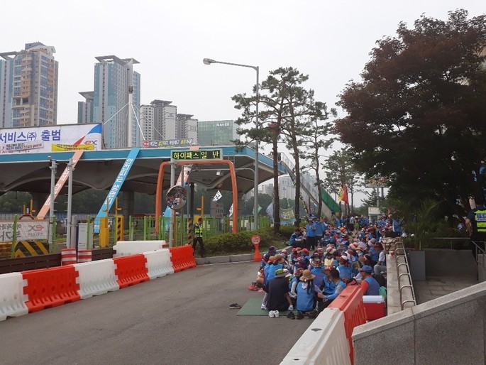 한국도로공사 고속도로 톨게이트 요금수납원 노조원 500여명이 직원 정규직화를 요구하며 30일 오전 경부고속도로 상행선 서울 톨게이트 앞에서 집회를 하고 있다. 독자 제공