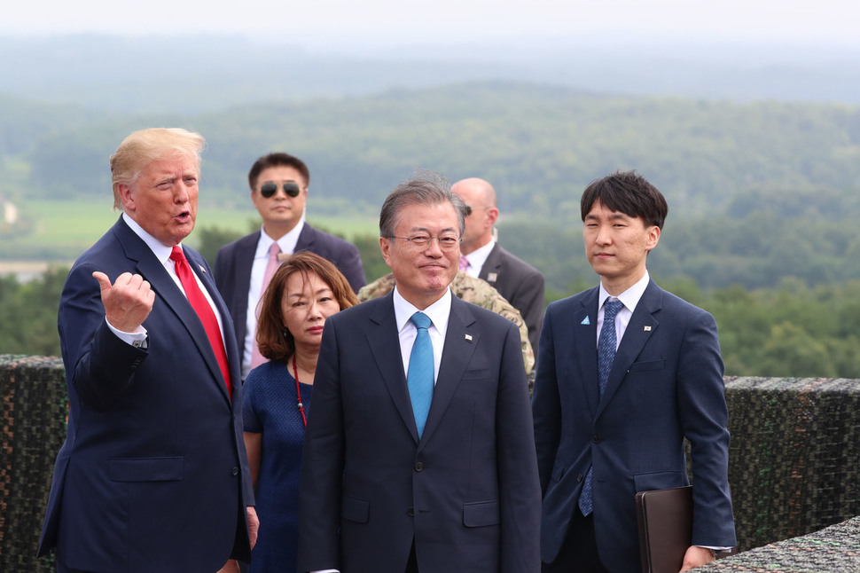 문재인 대통령과 도널드 트럼프 미국 대통령이 30일 오후 경기 파주 캠프 보니파스 북쪽의 최북단 ‘오울렛 초소’를 찾아 북한 쪽을 살펴보고 있다. 파주/김정효 기자 hyopd@hani.co.kr