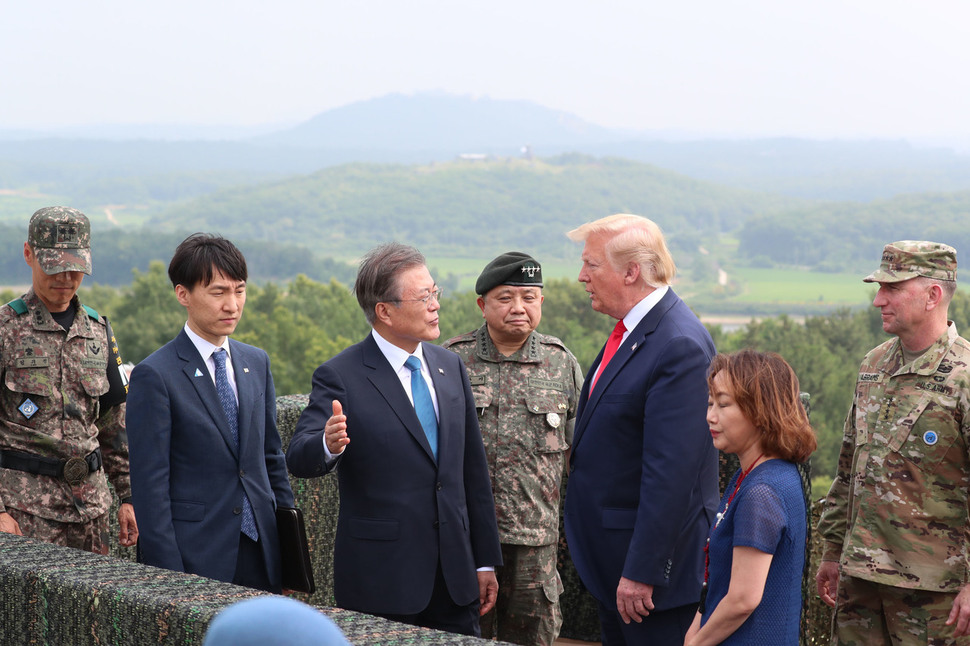 문재인 대통령과 도널드 트럼프 미국 대통령이 30일 오후 판문점 공동경비구역을 방문해 오울렛 초소에서 대화하고 있다. 김정효 기자