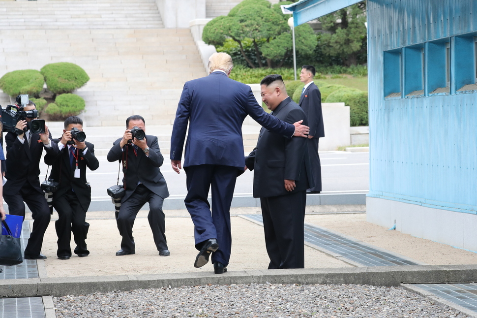 도널드 트럼프 미국 대통령이 30일 오후 판문점에서 김정은 북한 국무위원장과 만나 인사한 뒤 군사분계선을 넘어 북쪽으로 향하고 있다. 파주/김정효 기자