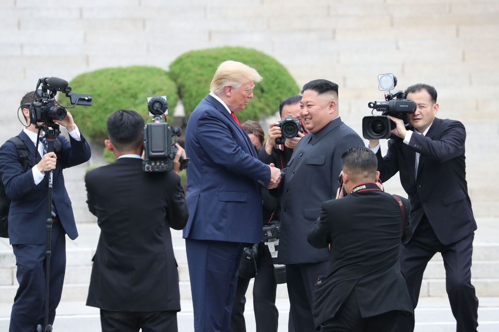 김정은 북한 국무위원장과 도널드 트럼프 미국 대통령이 30일 오후 판문점 군사분계선에서 만나 북쪽으로 넘어가 악수하고 있다. 판문점/김정효 기자