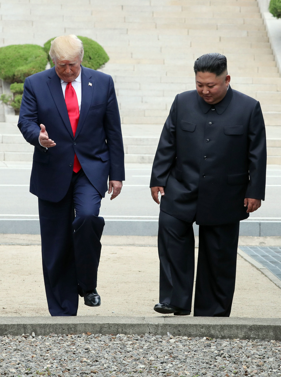 도널드 트럼프 미국 대통령이 30일 오후 판문점을 방문해 김정은 북한 국무위원장과 함께 남쪽으로 넘어오고 있다. 판문점/김정효 기자