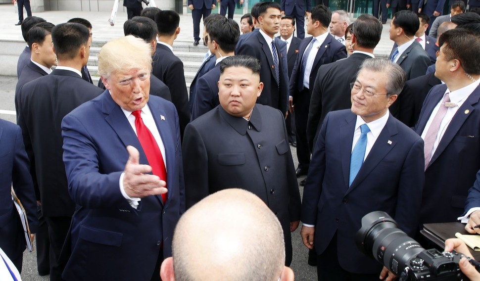 역사상 처음으로 판문점에서 만난 남북미 정상. 판문점/김정효 기자