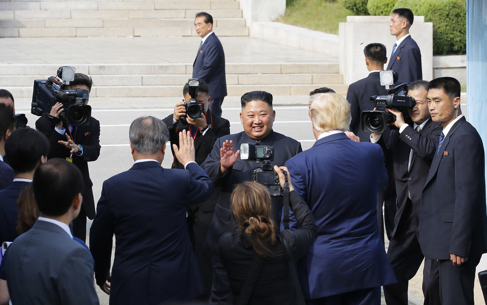 김정은 북한 국무위원장이 30일 판문점 군사분계선에서 북으로 돌아가며 배웅하는 문재인 대통령과 트럼프 미 대통령을 향해 손들어 인사하고 있다. 판문점/김정효 기자