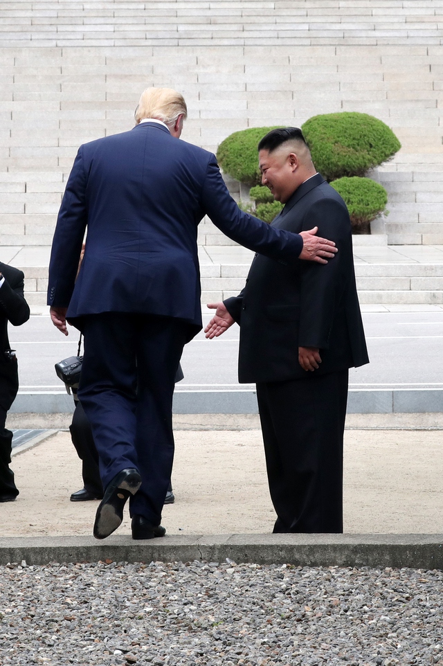 도널드 트럼프 미국 대통령이 30일 오후 판문점에서 김정은 북한 국무위원장과 만나 인사를 나눈 뒤 미국 대통령으로는 처음으로 군사분계선을 넘어 북쪽으로 갔다. 판문점/김정효 기자 hyopd@hani.co.kr