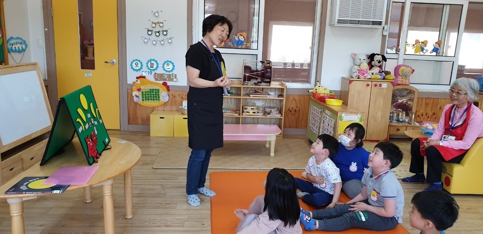 김미란 영동 이야기 할머니 회장이 어린이들에게 동화를 들려주고 있다.