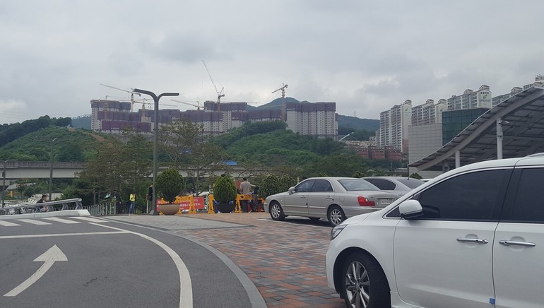 용인시청에서 바라본 현대엔지니어링이 신축 중인 ‘현대힐스테이트 용인’ 아파트 공사 현장. 최대 38층 높이의 이 아파트는 현재 15층까지 올라갔는데도, 산등성이를 가로 막아 ‘병풍’을 연상케 하고 있다.