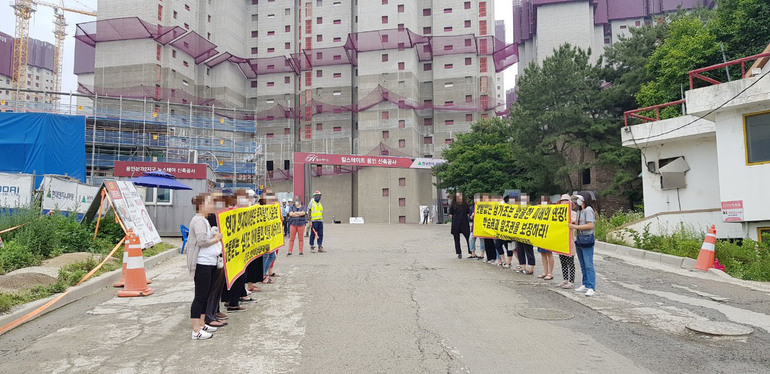 용인삼가 뉴스테이 공사장 앞에서 삼가초등학교 학부모들이 안전대책 마련 및 학습권 보장을 위한 항의집회를 열고 있다. 삼가초안전비상대책위원회 제공