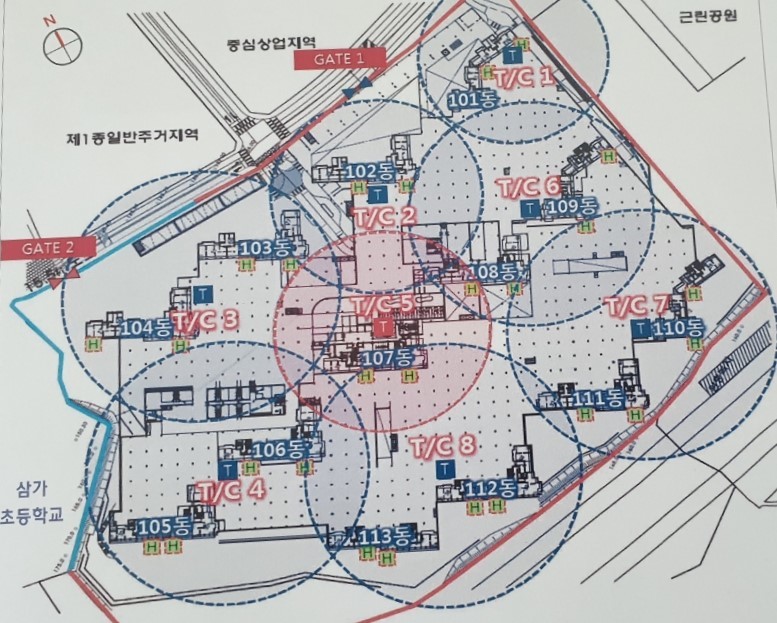 뉴스테이 공사장에 설치된 타워크레인의 붐대 회전 반경을 보면, 학교 운동장 경계 일부와 학교 정문 앞 등하굣길도 포함된다. 용인시 제공