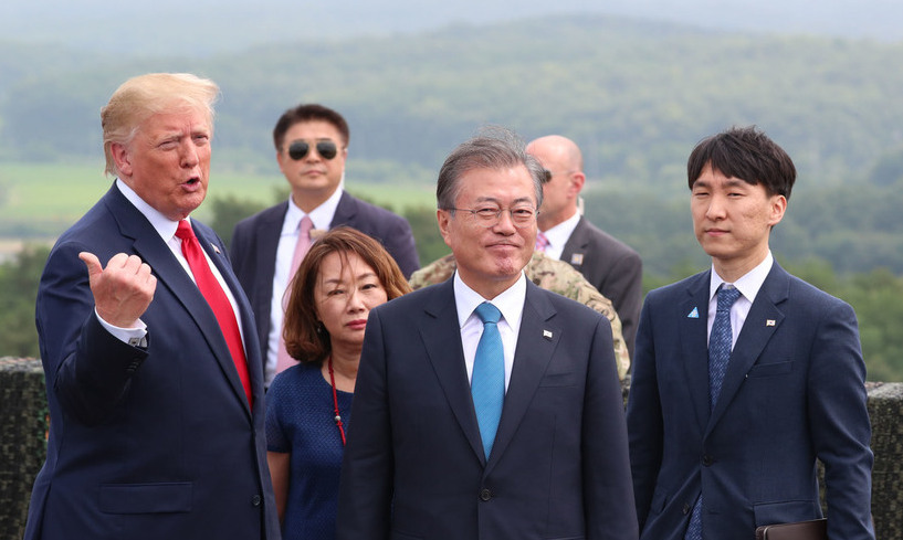 군용점퍼 대신 양복 수트 입고 판문점 간 트럼프