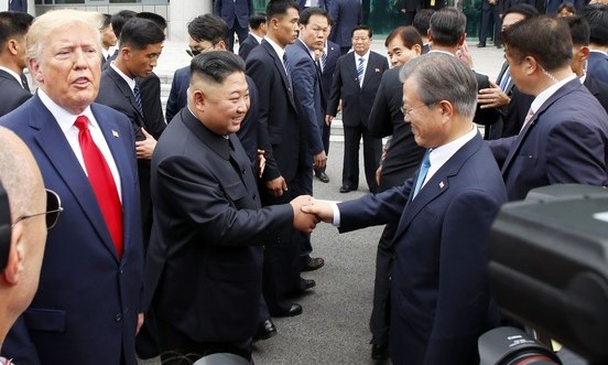 김정은 “만남 제안 어제 오후에 알았다”…트럼프 “와줘서 감사”