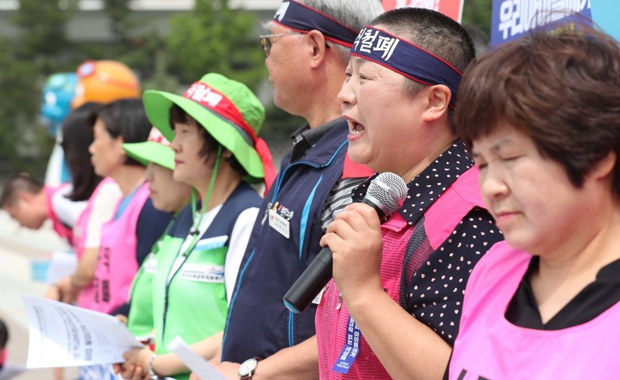 박금자 전국학교비정규직노동조합 위원장(오른쪽 둘째)이 1일 오전 서울 청와대 분수대 앞에서 열린 학교비정규직노동자 총파업 돌입선포 기자회견에서 투쟁 발언을 하고 있다. 백소아 기자 thanks@hani.co.kr 백소아 기자