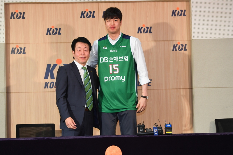 김종규 선수가 지난 5월 케이비엘센터에서 디비 유니폼을 전달받고 있다. KBL 제공