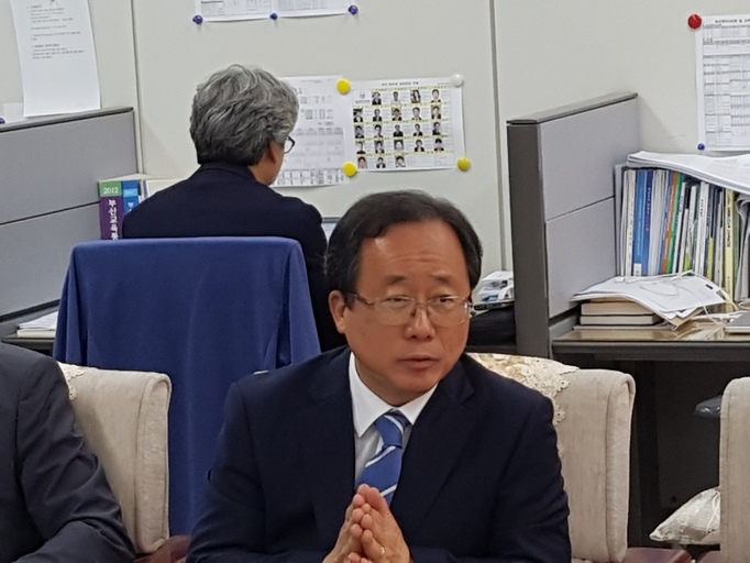 김석준 부산시교육감이 1일 재선 취임 1년을 맞아 부산시교육청 브리핑룸에서 기자간담회를 하고 있다. 김광수 기자