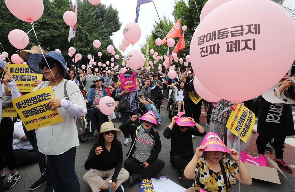 전국장애인차별철폐연대 회원들이 1일 오후 서울시 서초구 서울조달청 앞에서 집회를 열고 정부에 실질적인 예산마련과 정책변화를 촉구하고 있다. 신소영 기자 viator@hani.co.kr