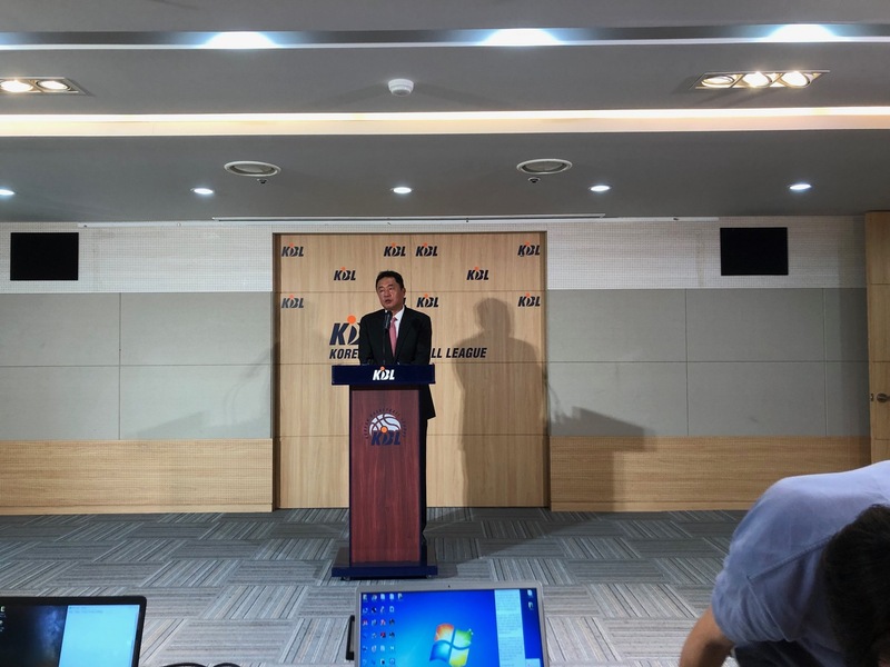 전창진 감독이 1일 서울 강남구 신사동 케이비엘센터에서 프로농구 복귀 소감을 말하고 있다.