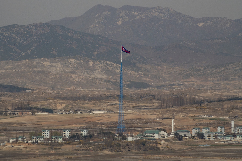 북한 김일성 주석의 생일(태양절)인 15일 경기도 파주시 서부전선 비무장지대(DMZ) 도라전망대에서 바라 본 북한 기정동 마을. 대형 인공기가 펄럭이고 있다. 연합뉴스포 금지.>