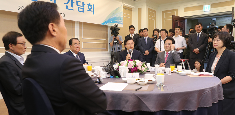 자유한국당 황교안 대표가 1일 낮 국회에서 열린 초월회 오찬 간담회에서 발언하고 있다. 왼쪽부터 시계방향으로 바른미래당 손학규 대표, 더불어민주당 이해찬 대표, 문희상 의장, 자유한국당 황교안 대표, 민주평화당 정동영 대표, 정의당 이정미 대표.강창광 기자 chang@hani.co.kr