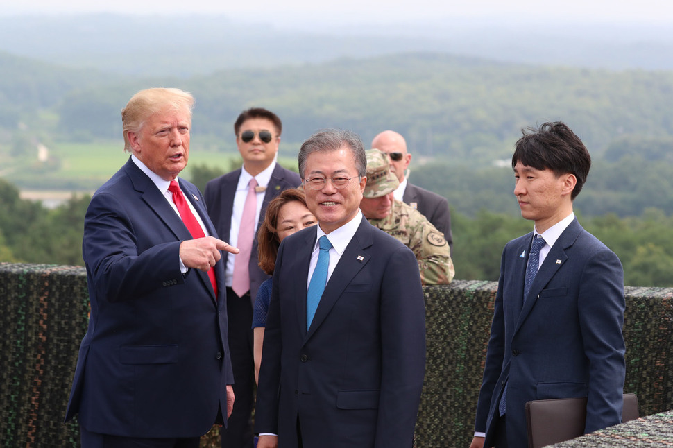 문재인 대통령과 도널드 트럼프 미국 대통령이 지난달 30일 오후 판문점 공동경비구역을 방문해 오울렛 초소에서 북쪽을 보고 있다. 판문점/김정효 기자