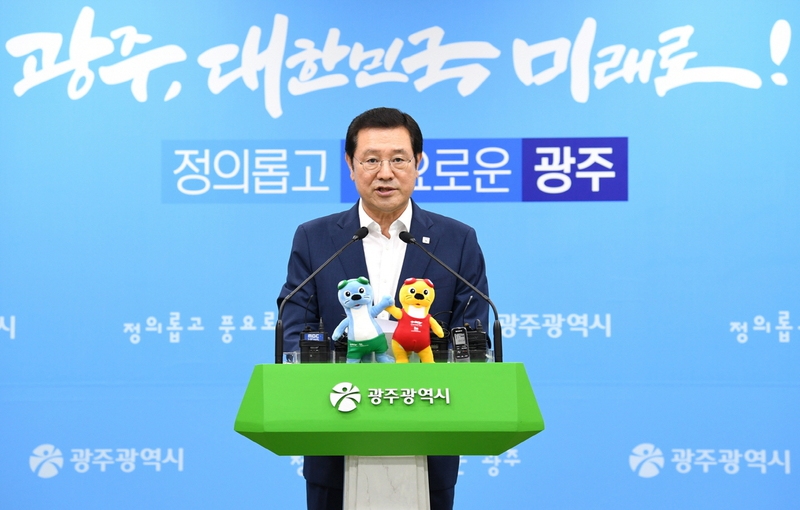 광주세계수영선수권대회 조직위원장인 이용섭 광주시장은 지난 1일 기자회견을 통해 북한 선수단의 참가를 거듭 촉구했다.광주시 제공