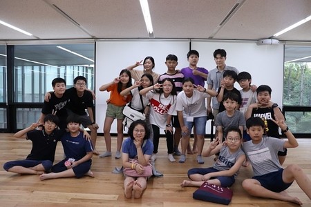 메타학습 두드림 캠프에 참여한 학생들이 사진을 찍고 있다. 한겨레교육 제공