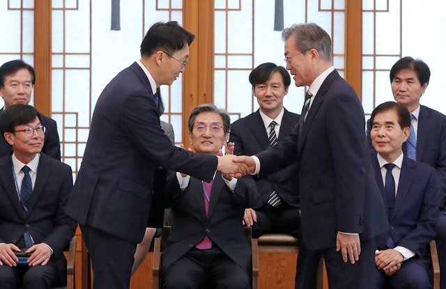 문재인 대통령이 2일 오후 청와대에서 김현준 신임 국세청장에게 임명장을 수여하고 있다. 연합뉴스