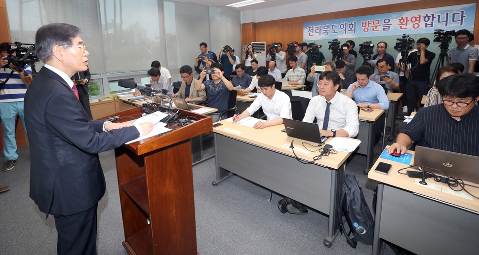 박삼옥 전주 상산고등학교 교장이 2일 오전 전북도의회에서 많은 취재진이 지켜보는 가운데 자사고 지정 취소에 반박하는 기자회견을 하고 있다. 연합뉴스