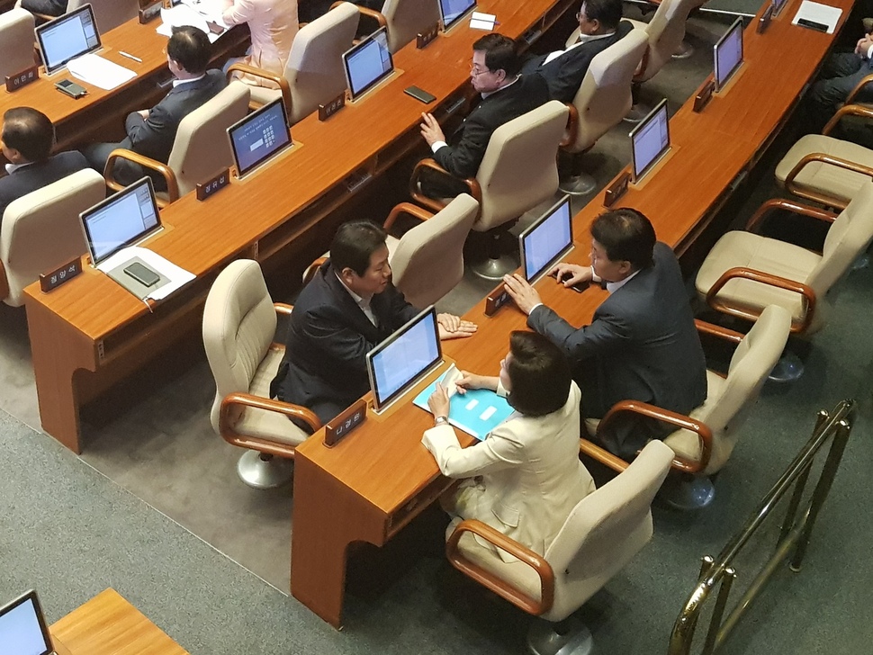 나경원 자유한국당 원내대표와 정양석 원내수석부대표, 정용기 정책위의장이 3일 본회의장에서 얘기를 나누고 있다.