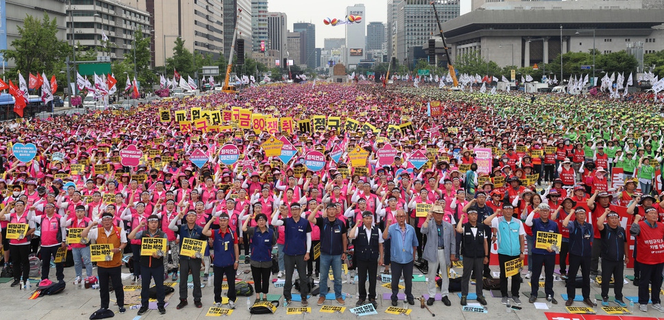 민주노총 공공부문 비정규직 노동자 등이 3일 오후 서울 광화문광장에서 비정규직 철폐와 차별해소, 처우개선 등을 요구하는 동맹 총파업 노동자대회를 열어 구호를 외치고 있다. 김정효 기자 hyopd@hani.co.kr