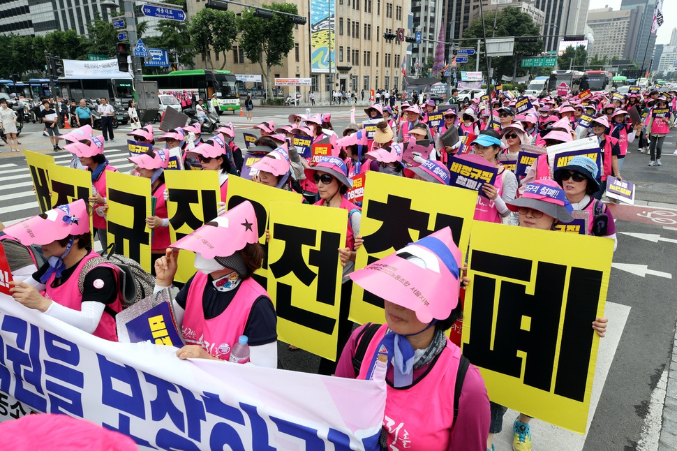 학교비정규직 노동자들이 3일 오후 서울 광화문네거리에서 학교비정규직(교육공무직) 총파업대회에서 참가하기 위해 광화문광장으로 이동하고 있다. 김봉규 선임기자 bong9@hani.co.kr