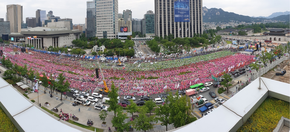 민주노총 공공부문 비정규직 노동자 등이 3일 오후 비정규직 철폐와 차별해소, 처우개선 등을 요구하는 동맹 총파업 노동자대회가 열린 서울 광화문 광장을 가득 채우고 있다. 김정효 기자