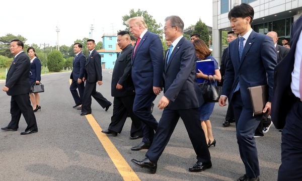 트럼프 “선을 넘어가면 안되나요?” 문 대통령 “손 잡고 넘어가면 괜찮다” 