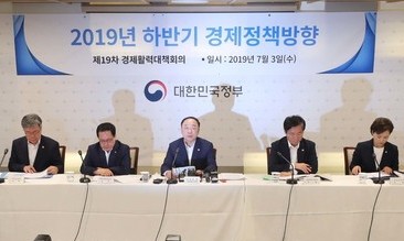 [사설] ‘구조적 경제난’에 ‘한시적 대책’으로 대응할 수 있겠나